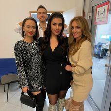 Zľava: Saška, Viki a Patrícia. Za nimi Tamás