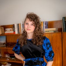 Dámska jazda v Sľube - Lenka a Barbora sa chystajú na ples, Mária, Zita a Magda majú vlastnú párty