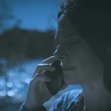 Eva sa rozhodne utopiť bolesť v jazere.