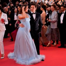 Dylan Sprouse a Barbara Palvin budú rodičia.