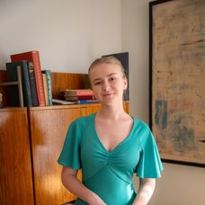Sľub - Táňa vyzerá v plesových šatách, ktoré jej kúpil otec, nádherne