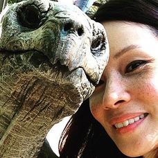 Lucy Liu a korytnačka (selfie)