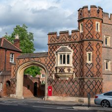 Princ George nastúpil na Eton College.