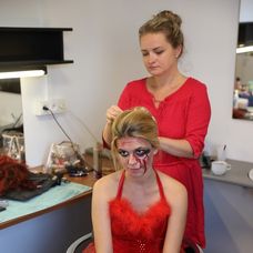 Dominika Richterová v rukách maskérky