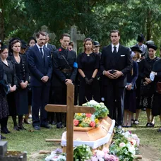 Filip Šebesta, Martin Klinčúch, Nela Pocisková, Adam Bardy, Lesana Krausková a Monika Hilmerová v seriáli Dunaj, k vašim službám