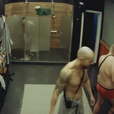 Prvý deň, prvá nahota. V Big Brother sa išlo donaha!