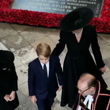 Princ George a princezná Charlotte s mamou Kate