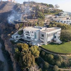 Ničivé požiare v Hollywoode sa zastavili pri dome Toma Hanksa