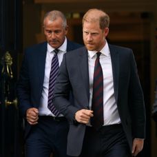 Princ Harry prehral súdny spor