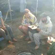 Pepa si pozrel obsah truhlice, ktorú si vydražil v aukcii.