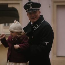 Pokojná prechádzka Waltera a Helgy s deťmi sa v sekunde zmení na horor.