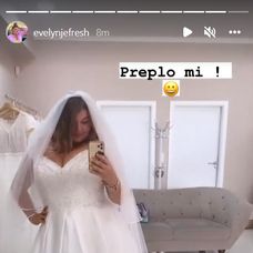 Evelyn v svadobných šatách