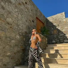 Ruská modelka žijúca v Prahe Julia Vlasovová zásobuje sociálne siete horúcimi zábermi.