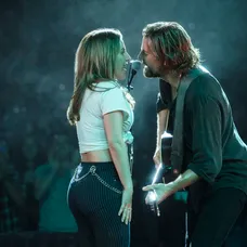 Lady Gaga a Bradley Cooper vo filme A Star Is Born