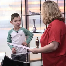 Špeciálny hosť prvého kola Šimon Kremnický na tréningu s hlasovou pedagogičkou Jankou Daňovou.