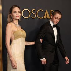 Angelina Jolie so synom Knoxom na Governors Awards v LA