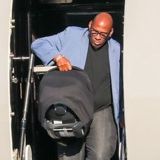 Rihanna so synom a partnerom pristáli v Los Angeles