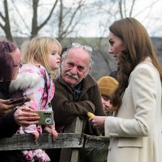 Princezná po návšteve továrne pozdravila dievčatko