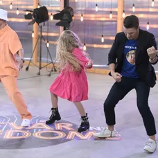 Zľava choreograf Miňo Kereš a súťažiaca Melissa Mandy Marušková s mentorom Viktorom Vinczeom počas tréningu.