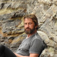 Gerard Butler na pláži v Malibu