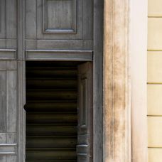 Muž na elektrickom vozíku hodil zápalné fľaše na kráľovský palác v Osle