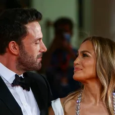 Ben Affleck a Jennifer Lopez na premiére filmu The Last Duel na Benátskom filmovom festivale