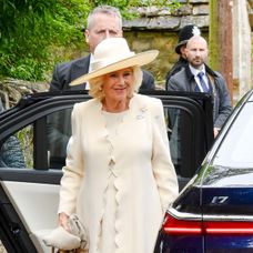 Britská kráľovská rodina na svadbe Petra Phillipsa a Harriet Sperling.