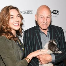 Legendárny kapitán zo StarTreku, Patrick Stewart, je vo vzťahu so Sunny Ozel. Je medzi nimi 38 ročný rozdiel.