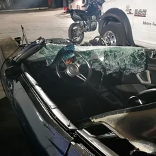 Rozmlátené auto Kevina Harta po autonehode