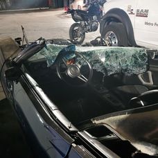 Rozmlátené auto Kevina Harta po autonehode