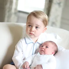 Na nedatovanej snímke, ktorú zverejnil Kensingtonský palác je princezná Charlotte v sídle Amner Hall v Norfolku.