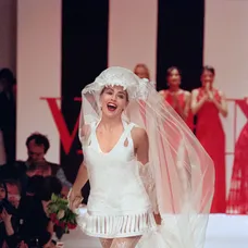 Sharon Stone na prehliadke značky Valentino v roku 1993.