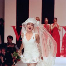Sharon Stone na prehliadke značky Valentino v roku 1993.