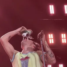 Harry Styles sa počas koncertu napil z tenisky