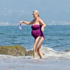 Katy Perry ukázala tehotenské bruško