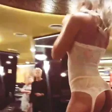 Nela Slováková v erotickej bielizni. 