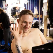Braňo neplánovane ukázal pírsing.