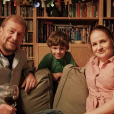 Martin Pechlát, Emanuel Bugala a Zuzana Kubovčíková Šebová vo filme Šviháci