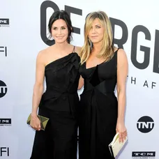 Courteney Cox a Jennifer Aniston na AFI Life Achievement Award Gala v Los Angeles