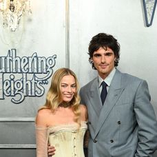 Jacob Elordi s Margot Robbie na premiére filmu Búrlivé Výšiny.