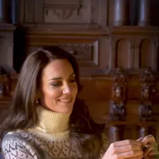Princezná Kate zdobí vianočný stromček.