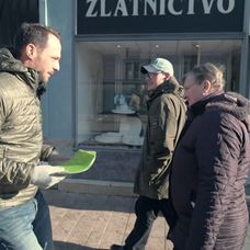 Na nože - Pyco láka zákazníkov v uliciach Martina