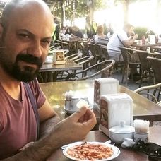  Devrim Saltoğlu (Kaya) s nastrelenými vlasmi.