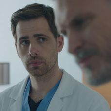 Pavlovič (Jozef Vajda) obviní Andreja (Ján Koleník) z napadnutia.