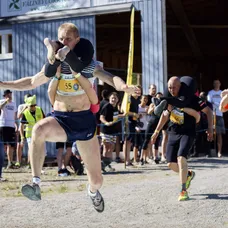 Majstrovstvá sveta v nosení manželky vo Fínsku.