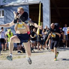 Majstrovstvá sveta v nosení manželky vo Fínsku.