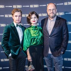 Oskar Hes a Kristýna Ryška a David Ondříček na premiére Kráľa Šumavy