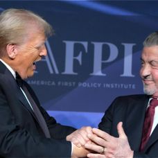 Trump vymenoval Sylvestera Stallonea, Jona Voighta a Mela Gibsona za svojich osobitných veľvyslancov