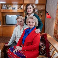 Dámska jazda v Sľube - Lenka a Barbora sa chystajú na ples, Mária, Zita a Magda majú vlastnú párty