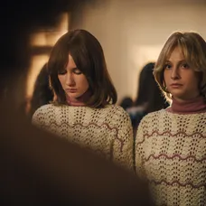 Eliška Křenková (vľavo) ako Ivana Bartošová a Anna Fialová ako Iveta Bartošová